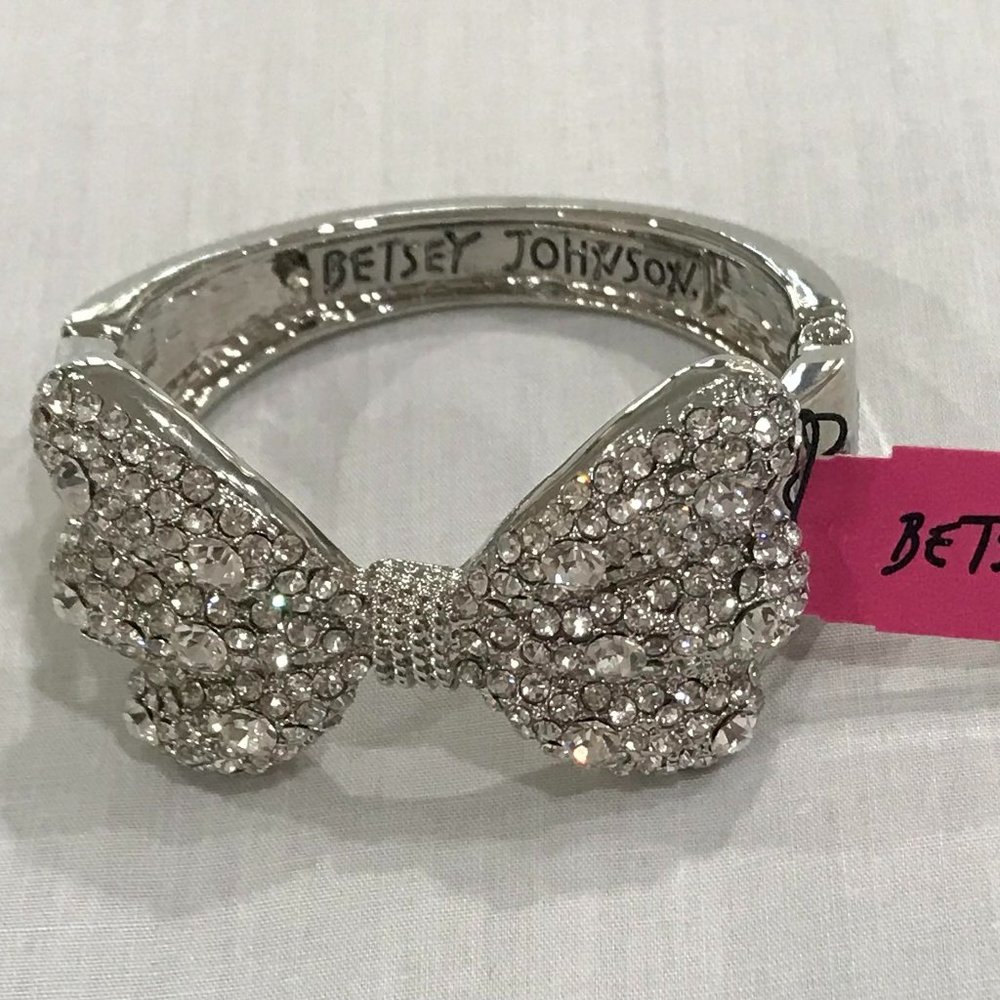 BETSEY JOHNSON SILVER-TONE CRYSTAL BOW HINGE BANGLE BRACELET
